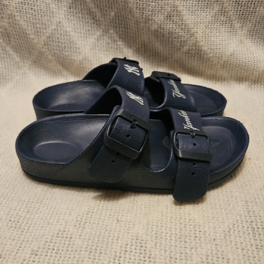 Yankees~ Double buckle~slip on sandles~‎ Size Small~5-6 Adult
